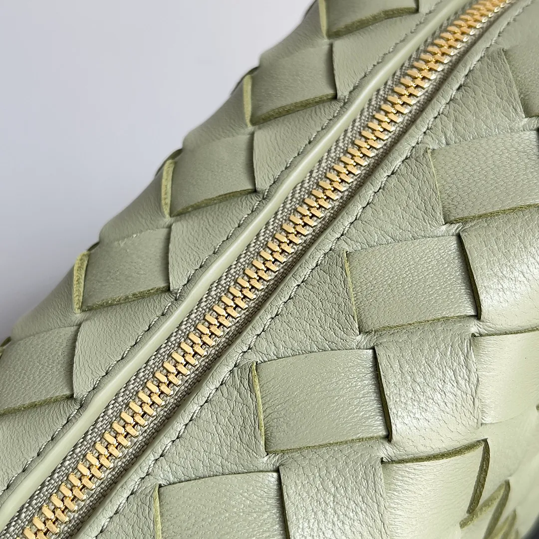 Batch 1560 New version and new color (third generation) 𝗕𝗼𝘁𝘁𝗲𝗴𝗮 𝗩𝗲𝗻𝗲𝘁𝗮———— The latest version of the loop camera bag💥 at the BV King of Cost-Effectiveness counter, large woven texture➕As always, ultra-high-quality lambskin, with zippers and adjustable drawstrings, it is especially suitable for the belly💫It can fit anything, and it is very light in weight. It is suitable for girls of all ages. Size: 17*10*6cm Style number: 723547
